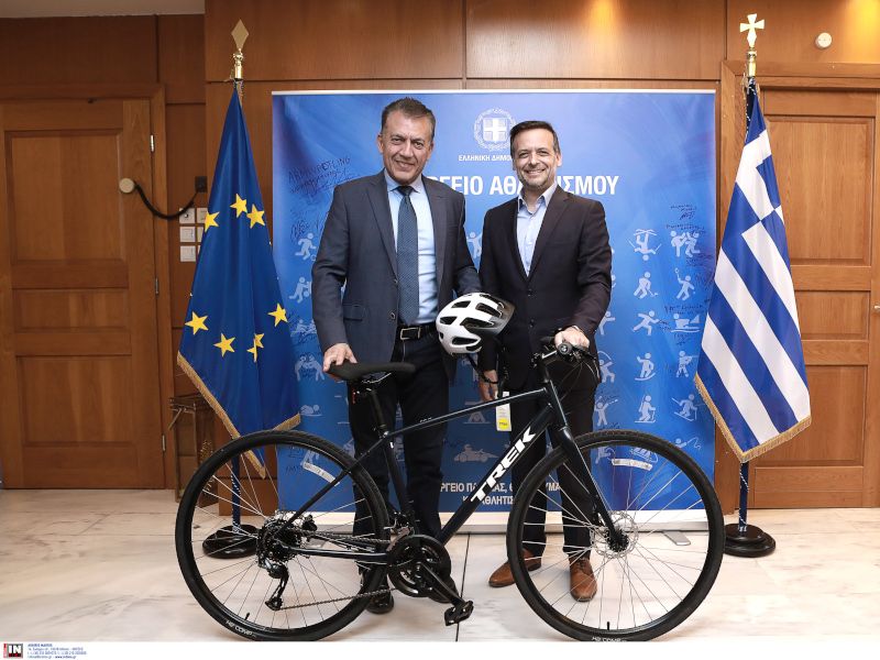 Με ένα ποδήλατο και ένα κράνος επισφραγίστηκε η συνεργασία Yπουργείου Αθλητισμού και Δήμου Αθηναίων για τον ΔΕΗ Διεθνή Ποδηλατικό Γύρο Ελλάδας 2024