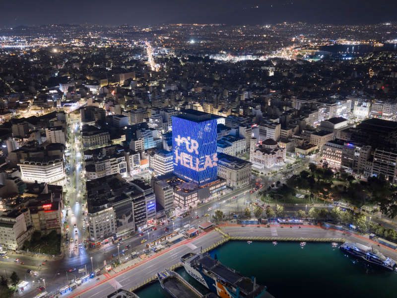 Ο Πύργος του Πειραιά φωτίστηκε στα χρώματα του ΔΕΗ Tour of Hellas