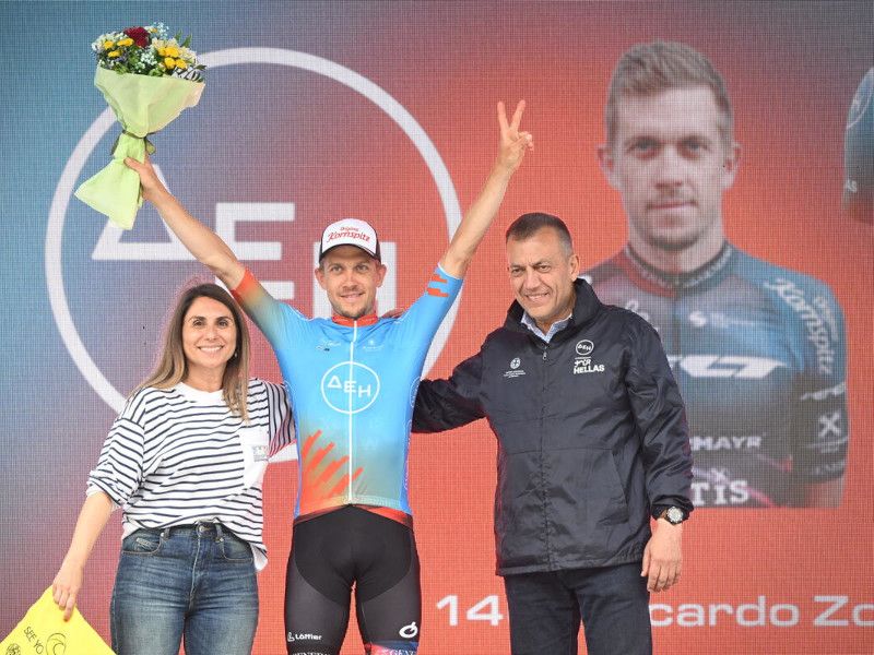 Ο 20χρονος Ντίλαν Χικς νικητής στο 4ο ετάπ του ΔΕΗ Διεθνή Ποδηλατικού Γύρου Ελλάδας 2024 – Τη γαλάζια φανέλα στον Ρικάρντο Τσόιντλ απένειμε ο Γιάννης Βρούτσης